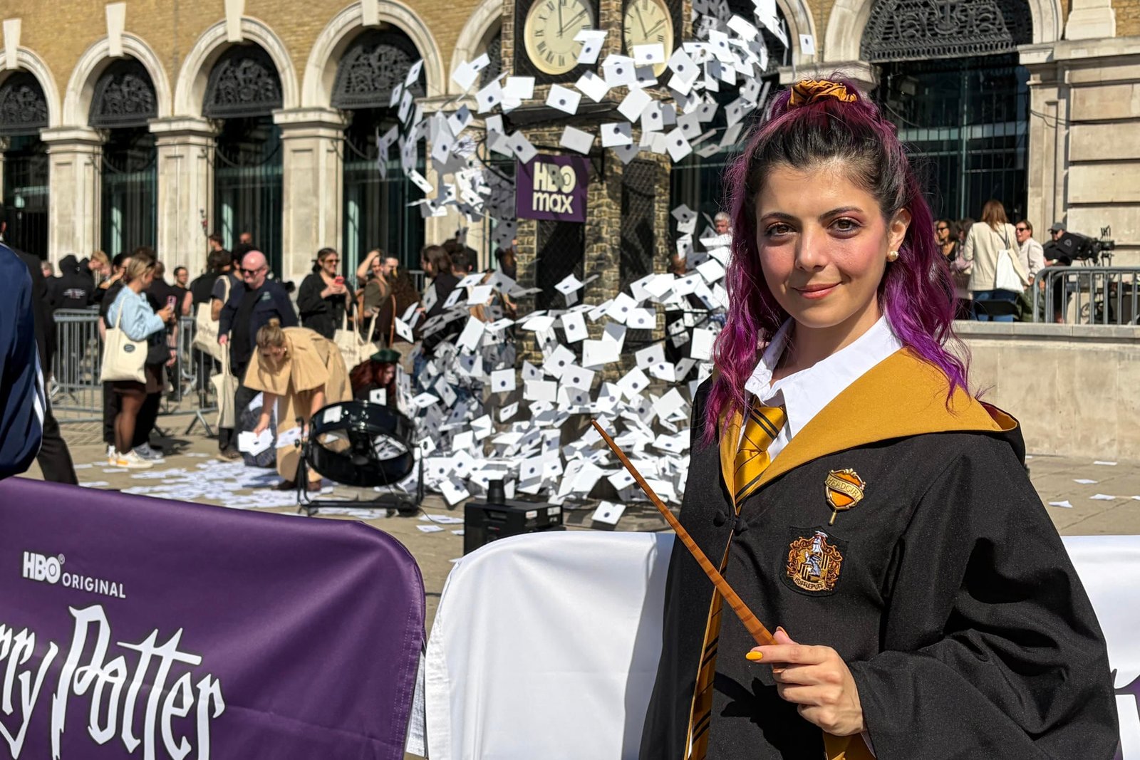 Los fans pudieron vestirse con el uniforme de su casa de Hogwarts y vivir una jornada inspirada en el mundo mágico. (EFE/ Guillermo Garrido)