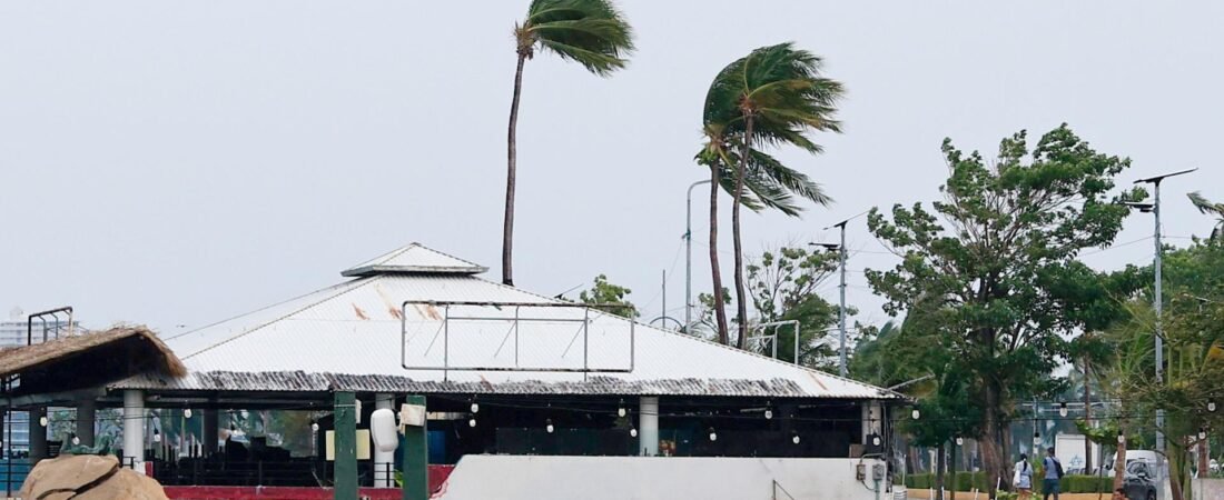 ‘Hemos caído en pánico’: Huracán ‘Polo’ provoca compras masivas y fuertes lluvias en Acapulco ‘Hemos caído en pánico’: Huracán ‘Polo’ provoca compras masivas y fuertes lluvias en Acapulco