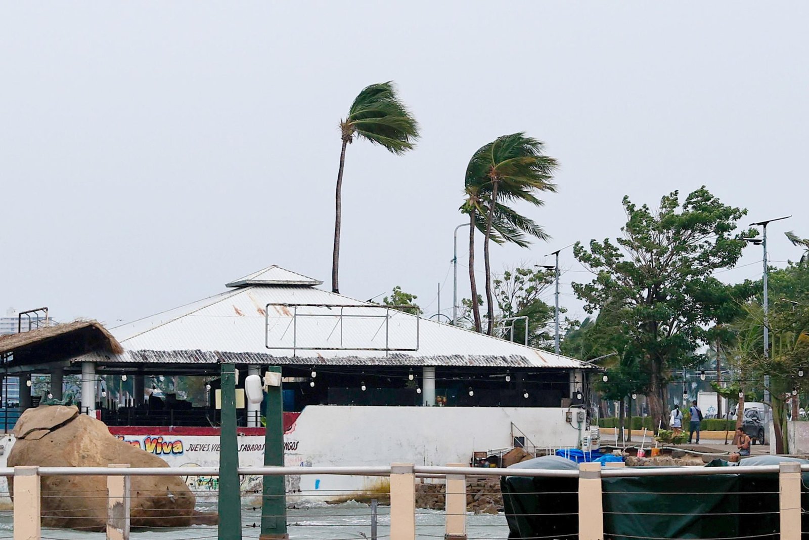 ‘Hemos caído en pánico’: Huracán ‘Polo’ provoca compras masivas y fuertes lluvias en Acapulco ‘Hemos caído en pánico’: Huracán ‘Polo’ provoca compras masivas y fuertes lluvias en Acapulco
