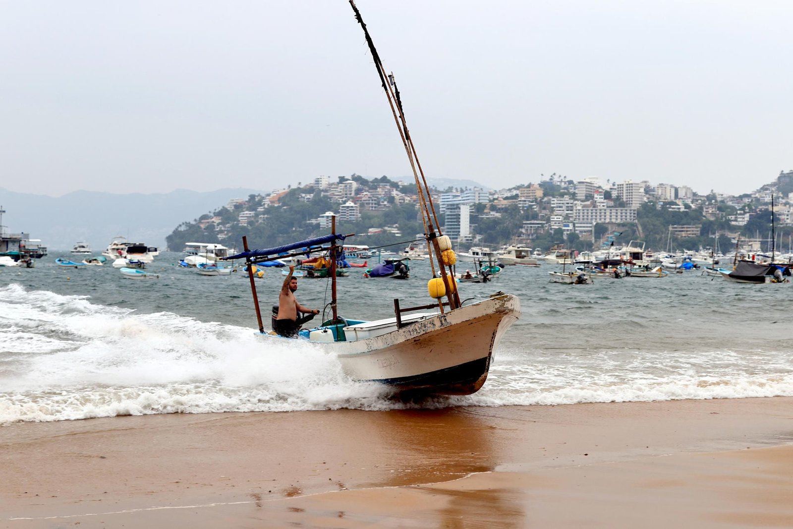 Pequeñas embarcaciones han sido resguardadas en Acapulco ante el acecho del huracán 'Polo'. (Foto: EFE)