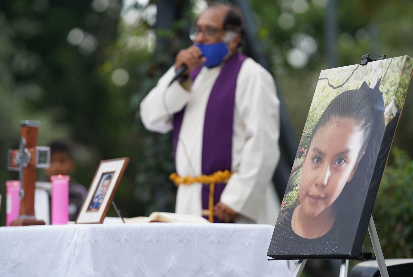 A ocho años del sismo de 2017, familiares de algunas de las víctimas del Colegio Rebsamen, en la alcaldía Tlalpan, realizaron una misa en el memorial ubicado en la Alameda Sur. (Cuartoscuro).