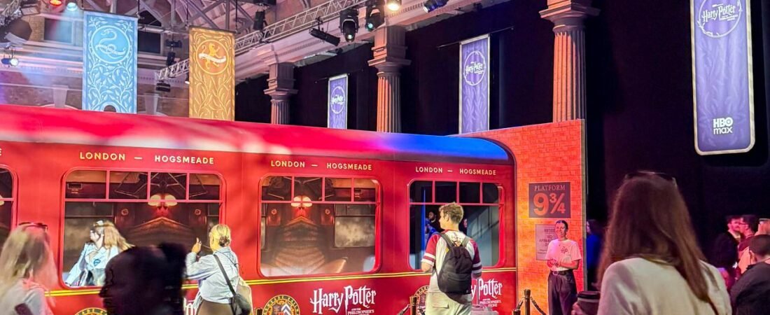 ¡Llegó la carta de Hogwarts! Así celebraron los fans de ‘Harry Potter’ el 1 de septiembre en Londres ¡Llegó la carta de Hogwarts! Así celebraron los fans de ‘Harry Potter’ el 1 de septiembre en Londres