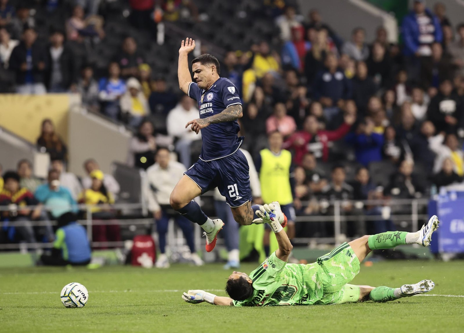 Así marcó el 'Toro' Fernández el cuarto gol de Cruz Azul.[Fotografía. EFE]