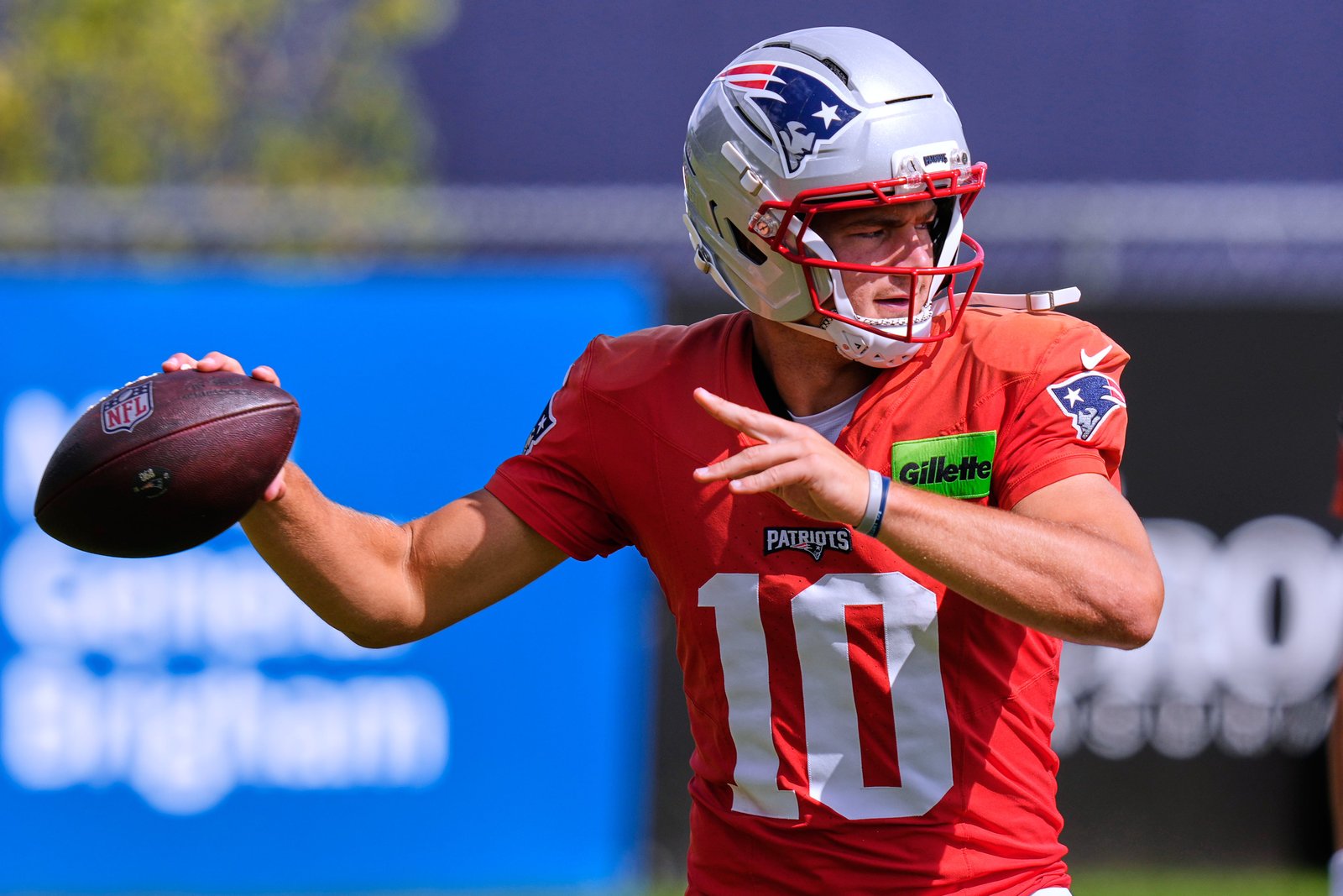 El quarterback Drake Maye de los Patriots de Nueva Inglaterra durante un entrenamiento, el martes 25 de agosto de 2026.
