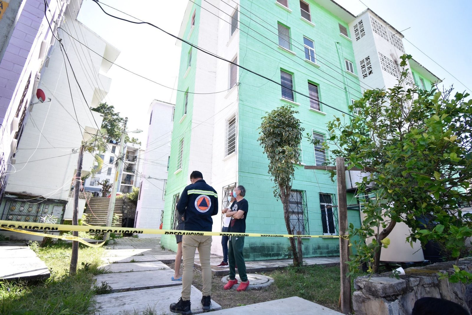 Cuando tiemble y estés en un edificio alto, debes evacuar para que Protección Civil evalúe los daños. (Cuartoscuro).