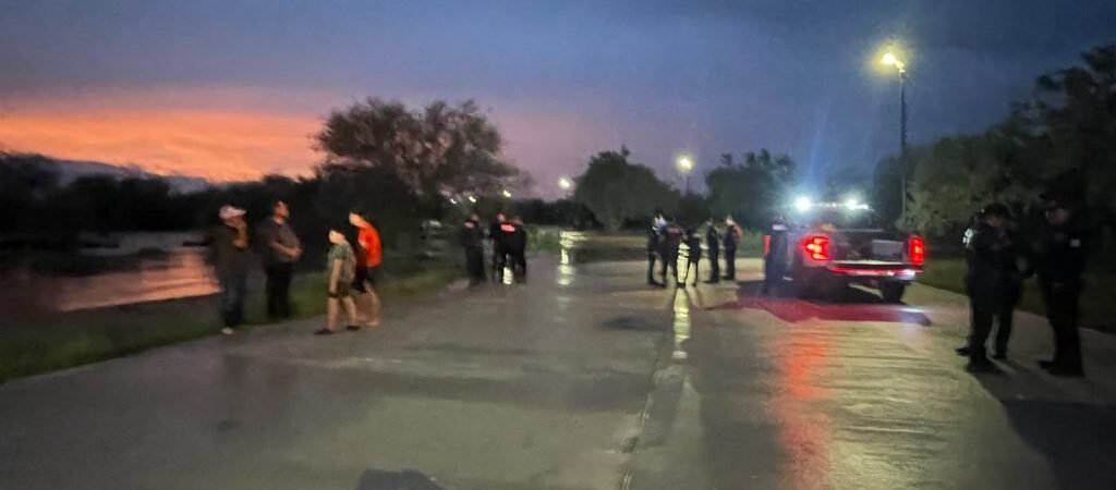 Rescatan a familia al quedar atrapada en campestre tras inundación por lluvias en Hermosillo Rescatan a familia al quedar atrapada en campestre tras inundación por lluvias en Hermosillo