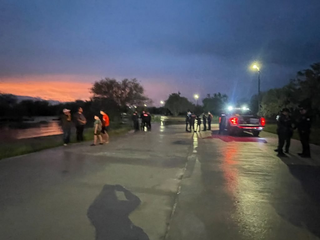 Rescatan a familia al quedar atrapada en campestre tras inundación por lluvias en Hermosillo Rescatan a familia al quedar atrapada en campestre tras inundación por lluvias en Hermosillo