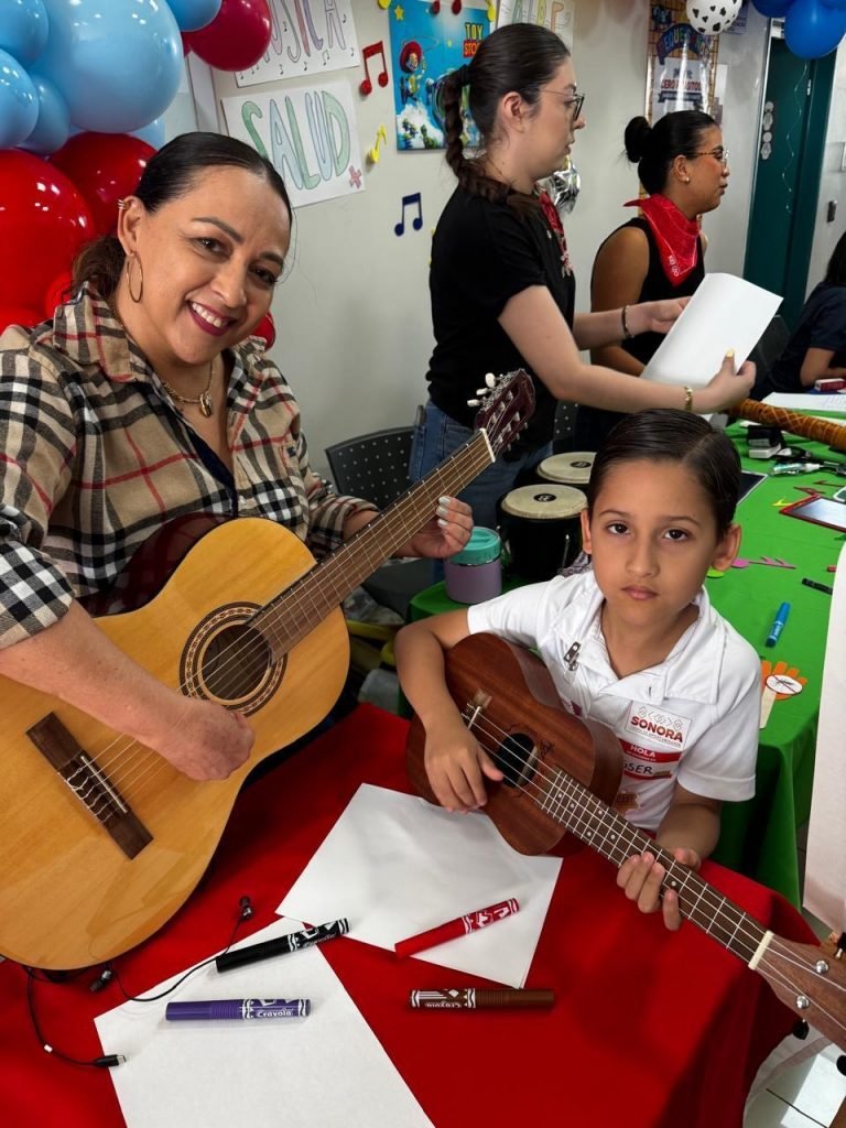Con música clásica y popular, especialistas de Unison dan terapias gratuitas a pacientes con cáncer de mama para reducir estrés y ansiedad