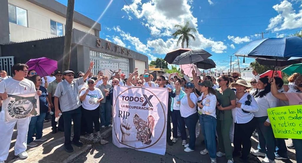 Se manifiestan trabajadores, jubilados y derechohabientes del IMSS por salarios y falta de insumos en Hermosillo Se manifiestan trabajadores, jubilados y derechohabientes del IMSS por salarios y falta de insumos en Hermosillo